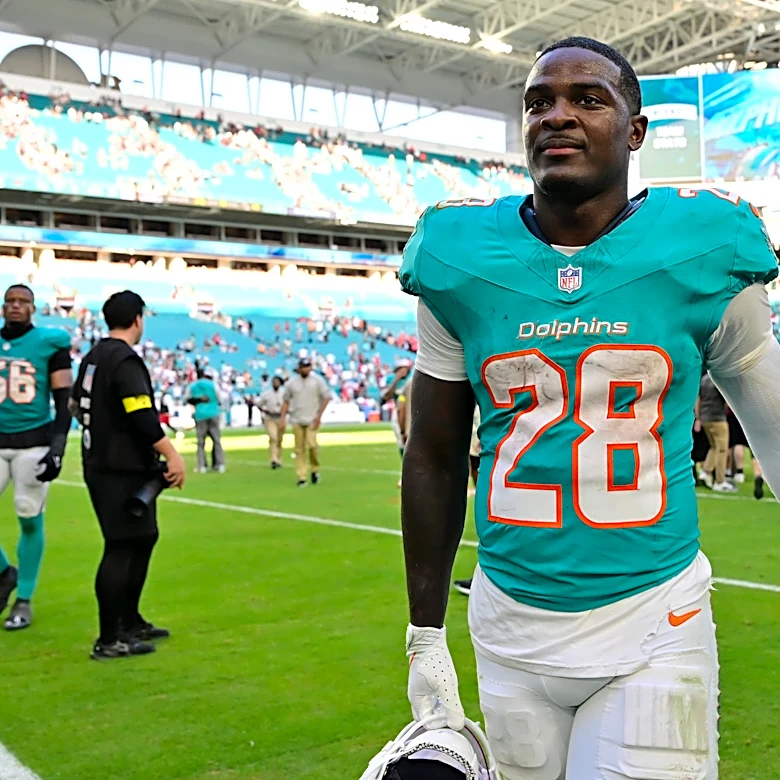 Dolphins running back De’Von Achane skips first day of practice