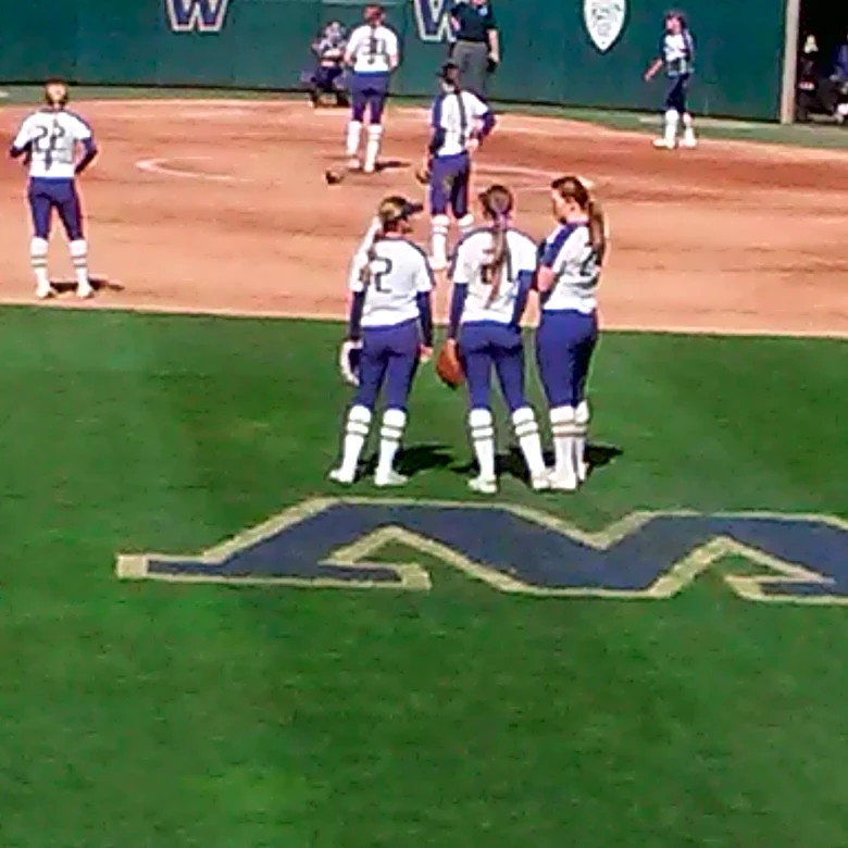 UW Softball Weekly Roundup: Winning Streak Ends in NoCal