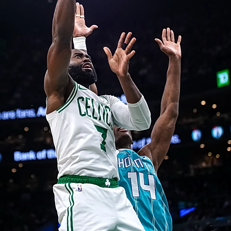 Celtics’ strong 4th quarter stings Hornets, 113-102