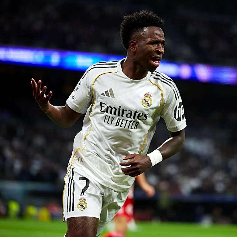 Why Vinícius Júnior hugged Vincent Kompany at halftime during Real Madrid vs Bayern Munich