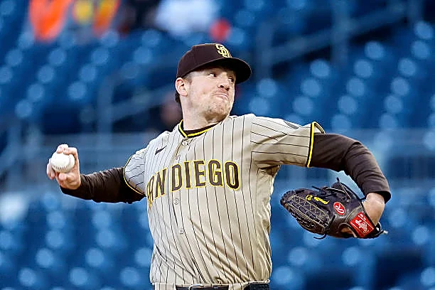 Defensive mistakes prove costly, Padres head to rubber match