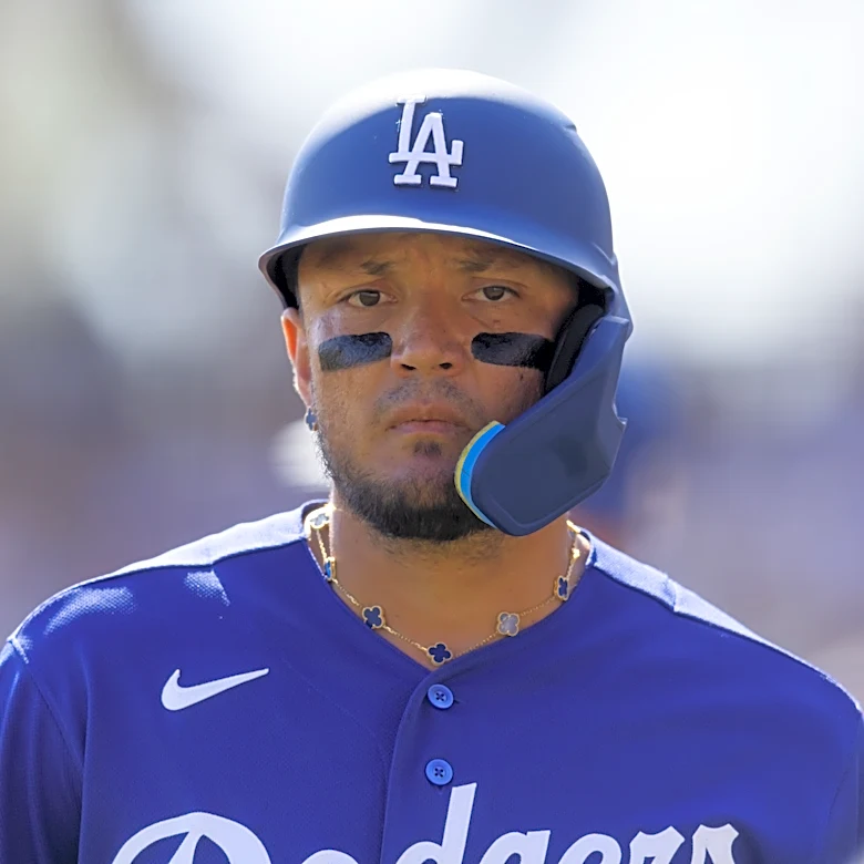 Miguel Rojas back in Dodgers lineup after his father died