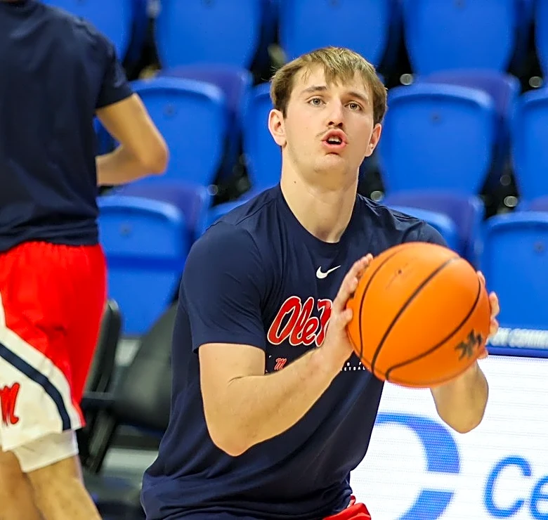 Former Kentucky guard Travis Perry enters transfer portal