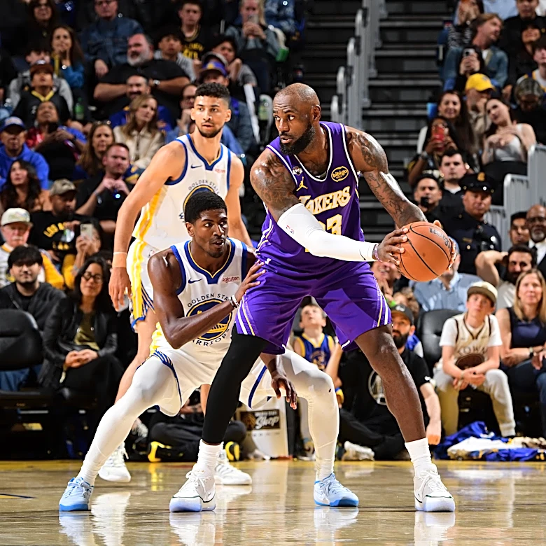 LeBron James turns back the clock; Warriors do not