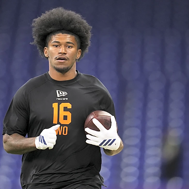 Dolphins meet with KC Concepcion – The Splash Zone 4/10/26