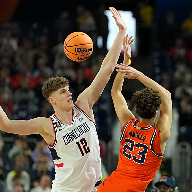 UConn center Eric Reibe enters transfer portal