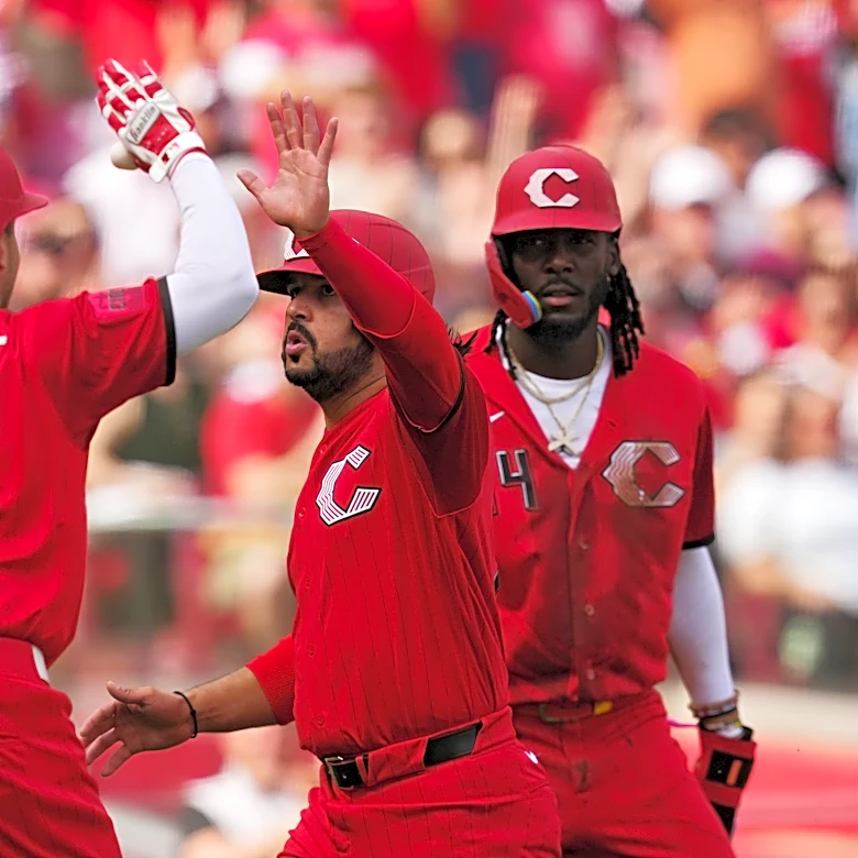 Elly De La Cruz leads Reds past Angels to end losing streak