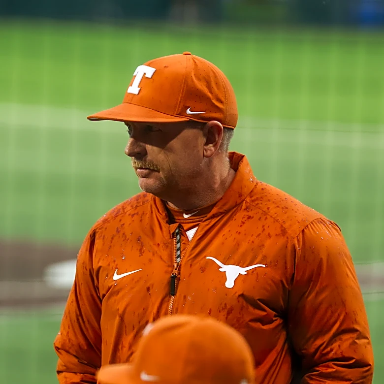 Longhorns Daily News: Texas A&M fans give Texas’ Jim Schlossnagle cold shoulder