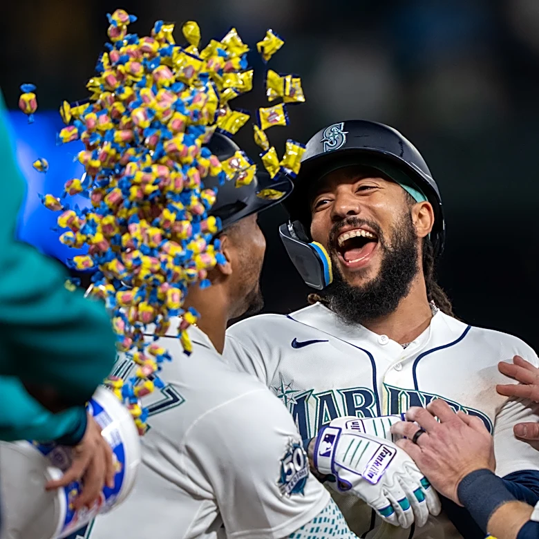 Captain Clutch completes comeback, Mariners walkoff Astros 8-7