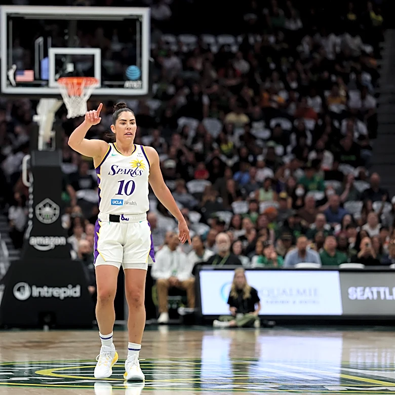 Kelsey Plum re-signs with Sparks