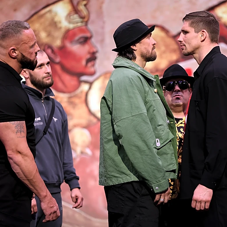 Oleksandr Usyk, Rico Verhoeven share long first faceoff ahead of heavyweight title fight