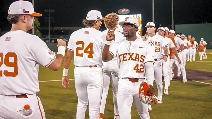 No. 4 Texas rallies for 14-7 win over Texas A&M-Corpus Christi
