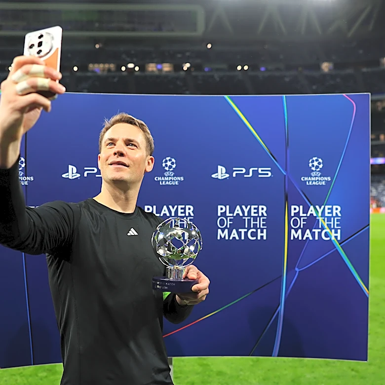 Bayern Munich coach Vincent Kompany expresses his appreciation for Manuel Neuer