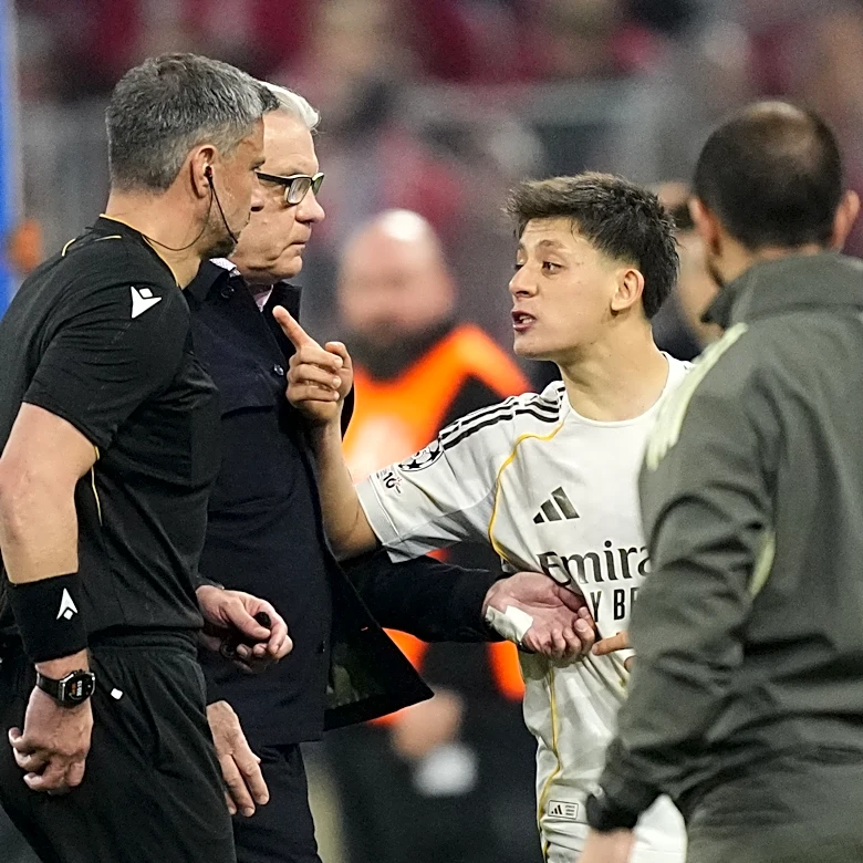 Real Madrid players berate referee as he tries to leave pitch vs. Bayern Munich