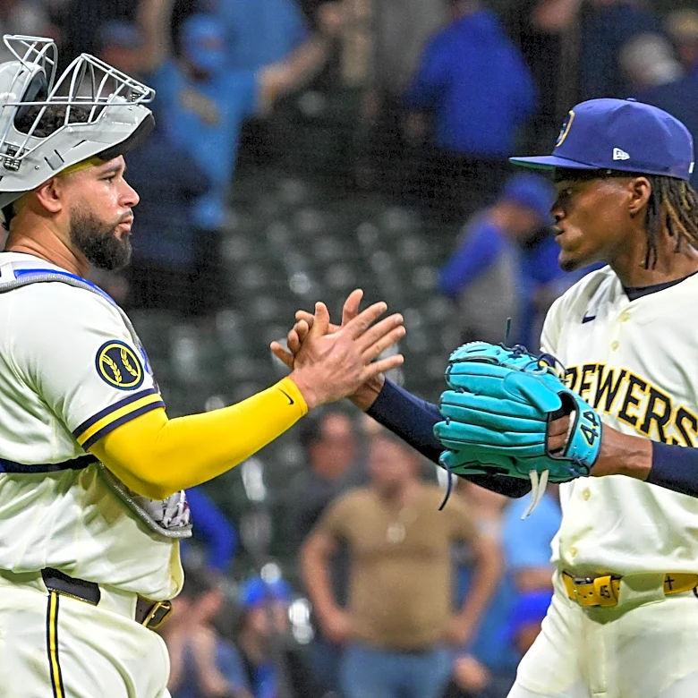 Brewers defeat Blue Jays 2-1 to end losing streak