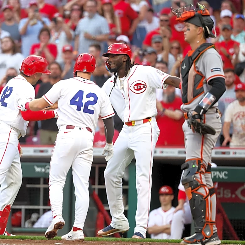 Reds, Sal Stewart smash Giants in 8-3 victory