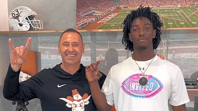 Four-star EDGE Derwin Fields commits to Texas