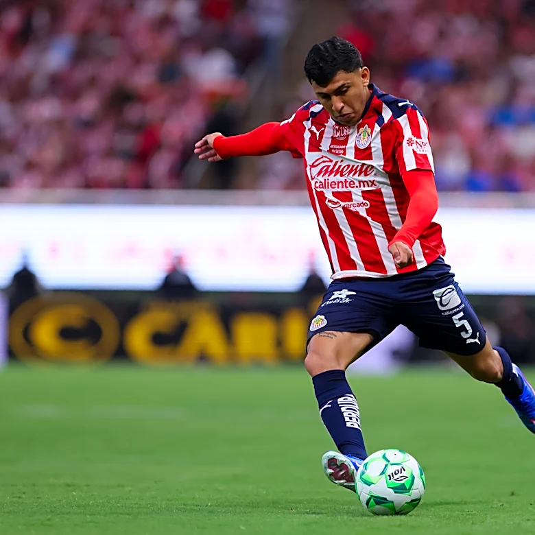 Chivas crushes Puebla to maintain itself in first place