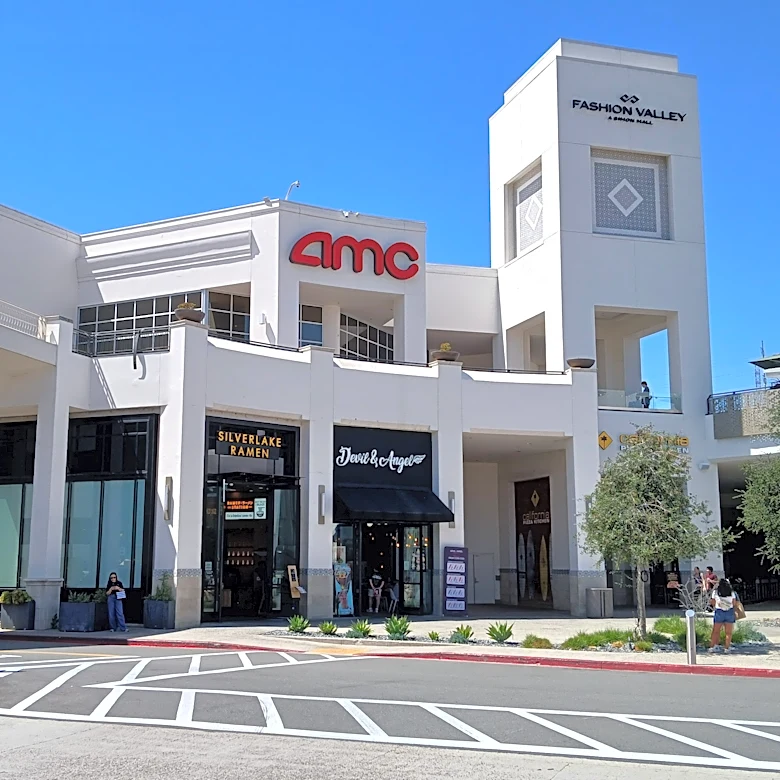 Fan-friendly theater atmosphere offsets a ‘meh’ WrestleMania Saturday