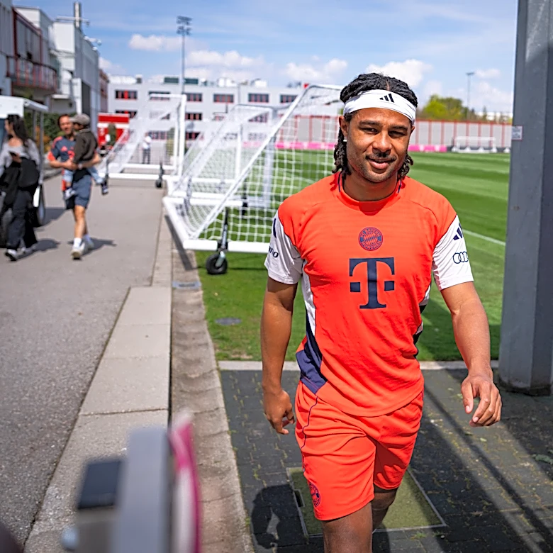 Bayern Munich star Serge Gnabry hurt practicing PKs