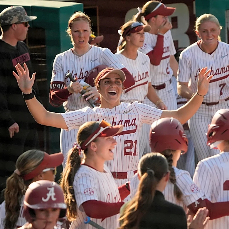 Alabama Softball Sweeps Kentucky, Ties Oklahoma for SEC Lead