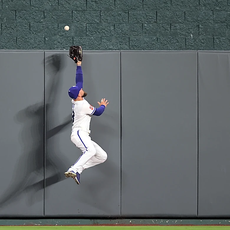 Royals offense cannot overcome Royals bullpen in 7-5 loss