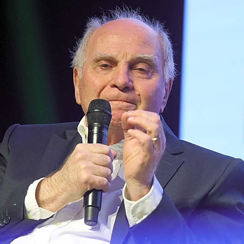 It took half an hour for Uli Hoeneß to approve of Vincent Kompany as Bayern Munich coach