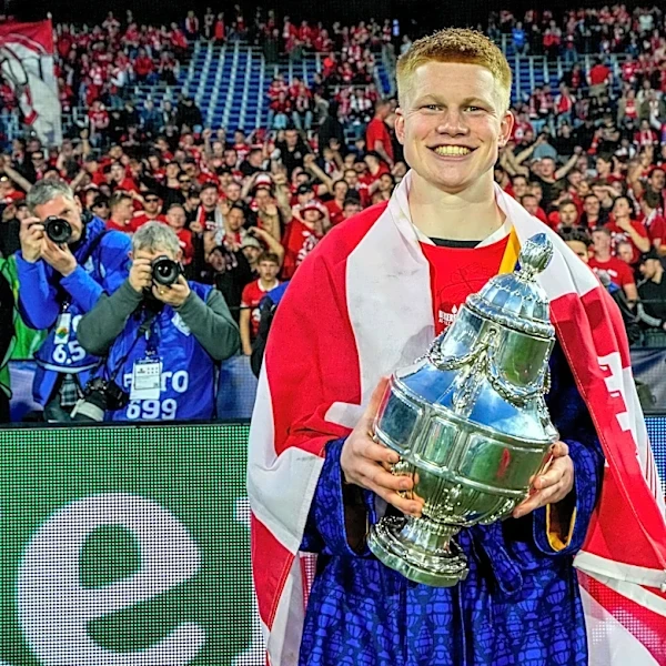 Kees Smit jokes about negotiating with Barcelona, fueling transfer talk