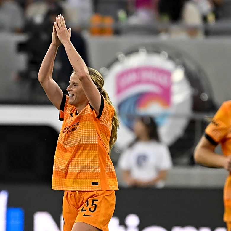 Houston Dash’s Makenzy Robbe suffers a season-ending injury