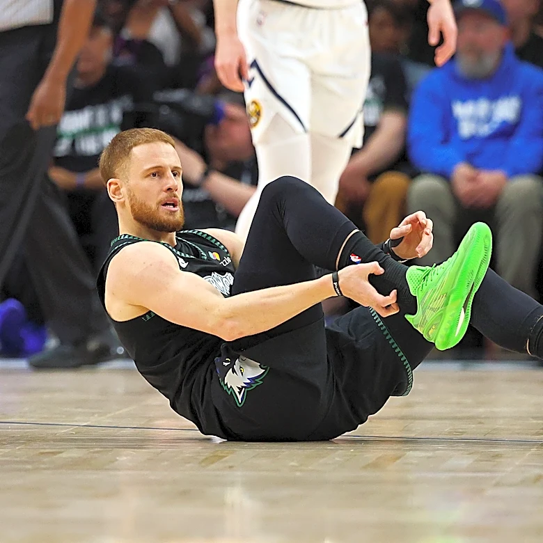 Former Warriors guard Donte DiVincenzo suffers devastating injury in the playoffs