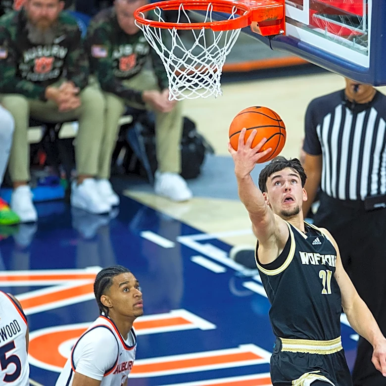 Wofford guard Nils Machowski commits to UConn