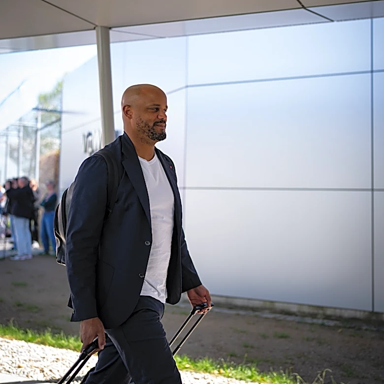 After final whistle, Vincent Kompany rushed to locker room to praise Bayern Munich after PSG loss