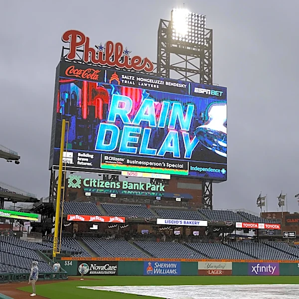 Giants vs. Phillies enters rain delay