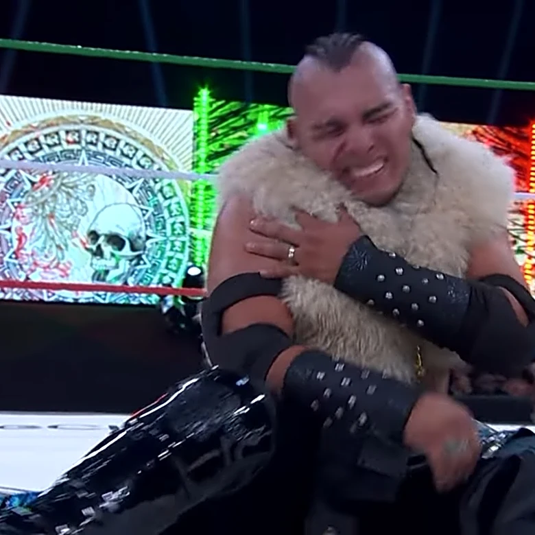 El Hijo del Vikingo suffers apparent injury vs. Mini Vikingo in AAA