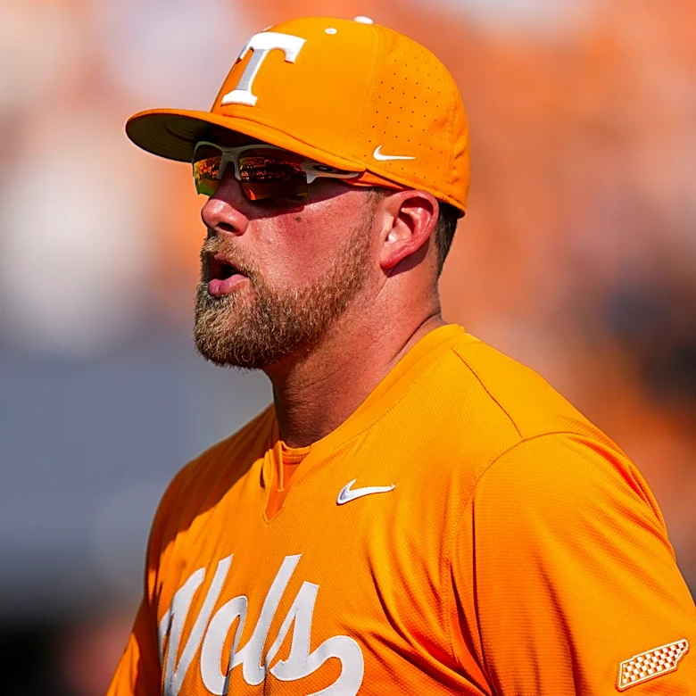 Tennessee narrowly avoids disaster to salvage Sunday finale against Kentucky 10-9