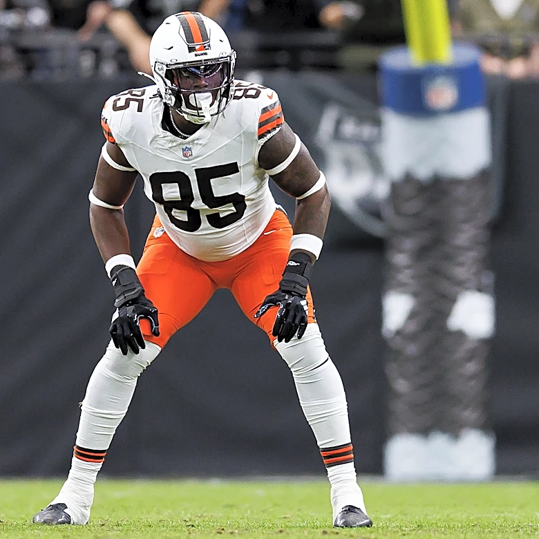 Chargers hosting former Browns TE David Njoku