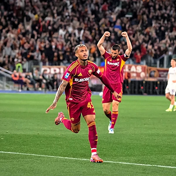 Roma Overwhelm Fiorentina to Stay in Champions League Hunt