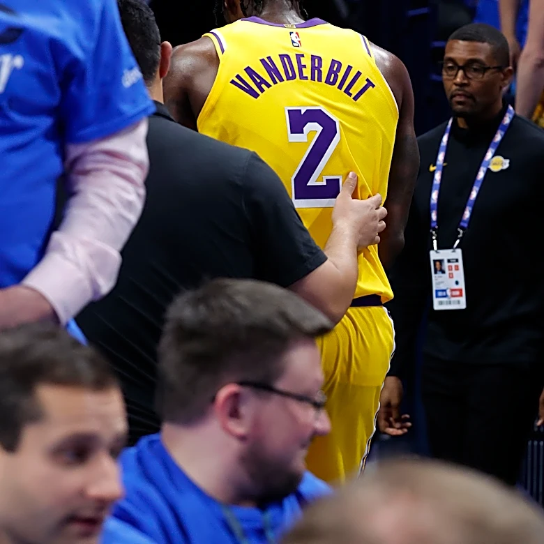 Jarred Vanderbilt leaves game vs. Thunder with nasty finger injury