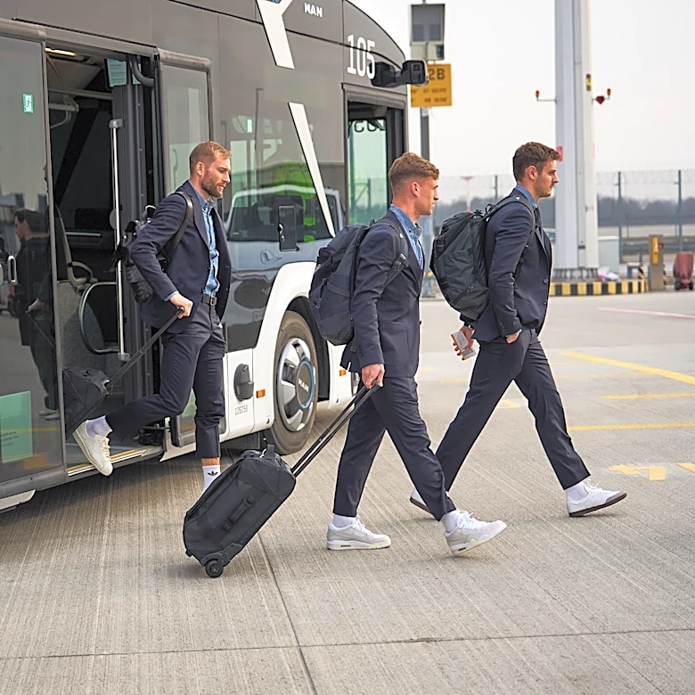 Vincent Kompany praises all three of his main full backs, remains coy on starting pair vs PSG