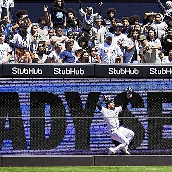 Jasson Domínguez carted off field after collision with left field wall
