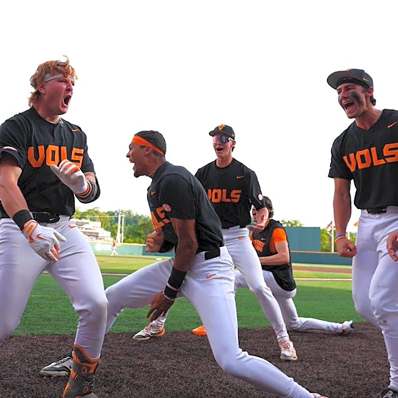 No. 4 Texas drops series with 14-9 loss to Tennessee