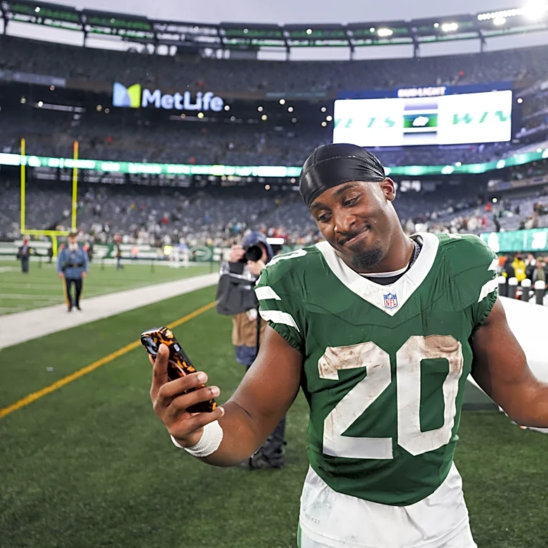 Hall signs 3 year extension deal with Jets