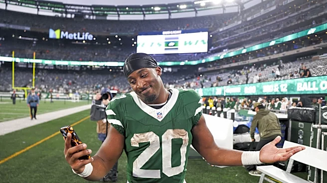 Hall signs 3 year extension deal with Jets