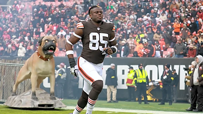 Chargers sign TE David Njoku