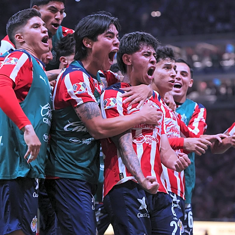 Chivas dominate Tigres to book their ticket to the Semifinals