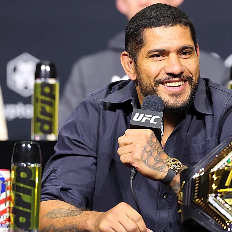 Video: Alex Pereira spars with 6’8” Heavyweight contender ahead of UFC White House