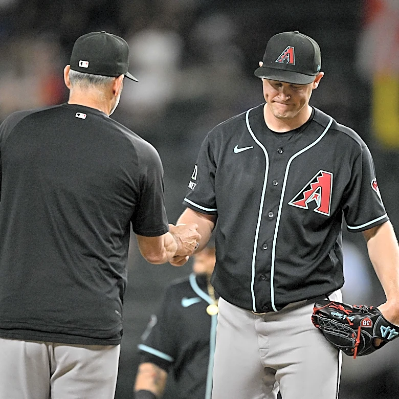 SnakeBytes 5/14: Burger hitting on SpongeBob Night