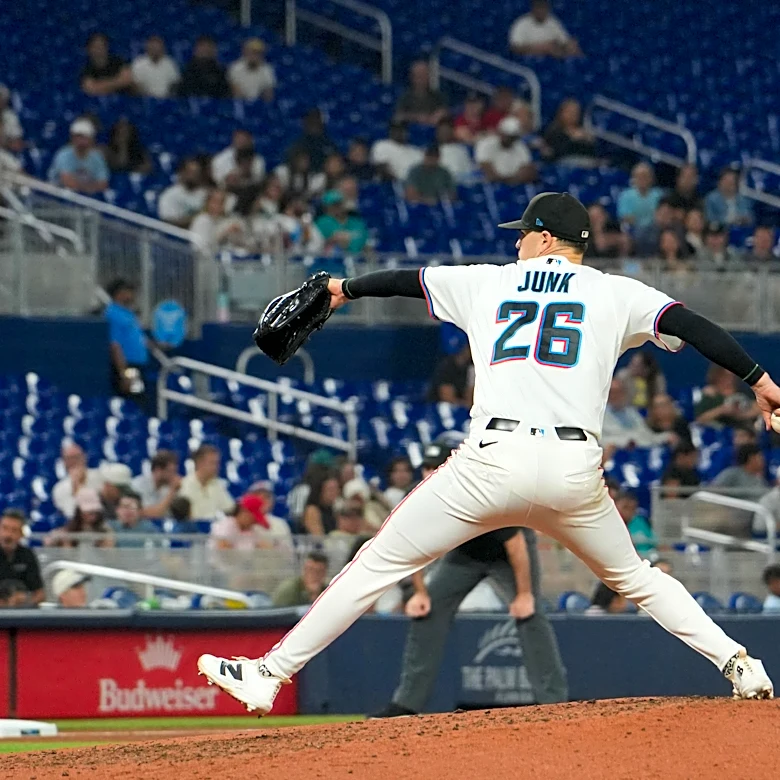 Game Thread: This guy’s throwing Junk!