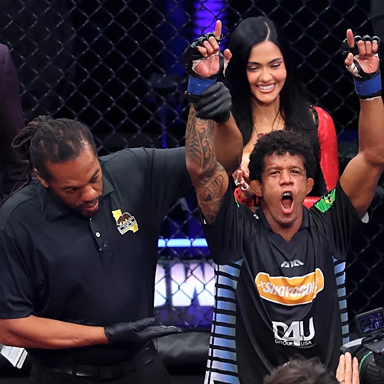 Rousey vs. Carano video: Adriano Moraes chokes out Phumi Nkuta as time expires, replay gives him submission win