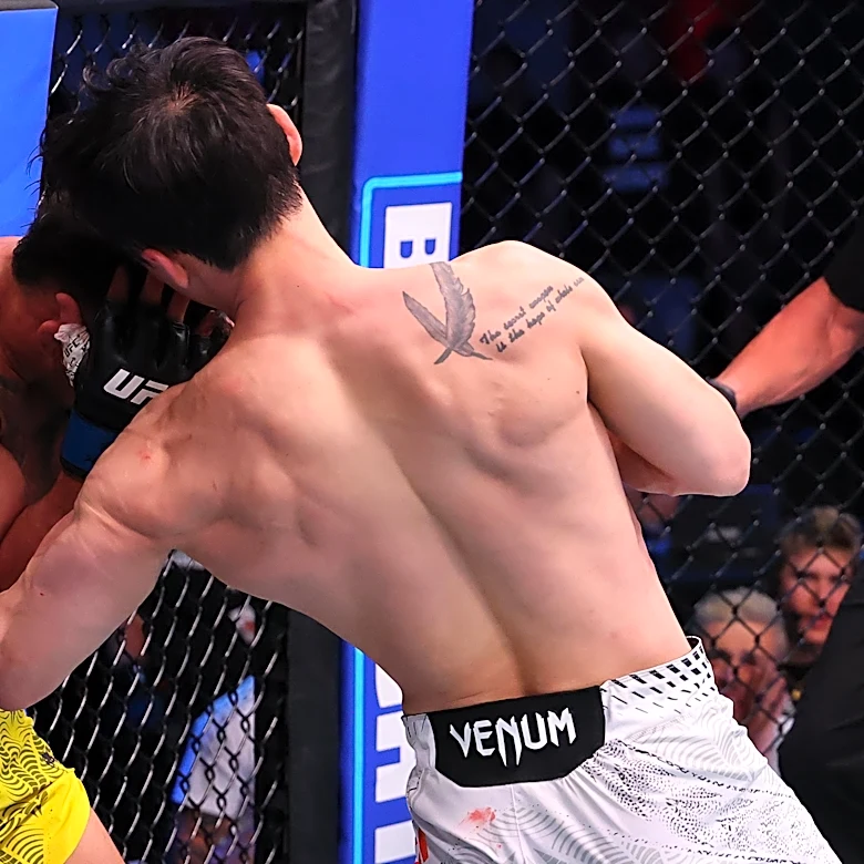 Video: Doo Ho Choi overcomes tough start, melts Daniel Santos with nasty body shot